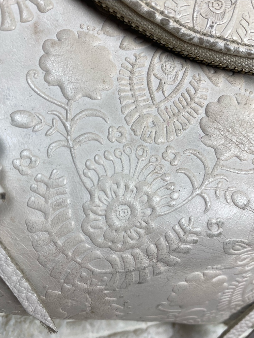 The Sak Silverlake Crossbody Bag Ivory Beige Tooled Embossed Floral Leather - Picture 3 of 16